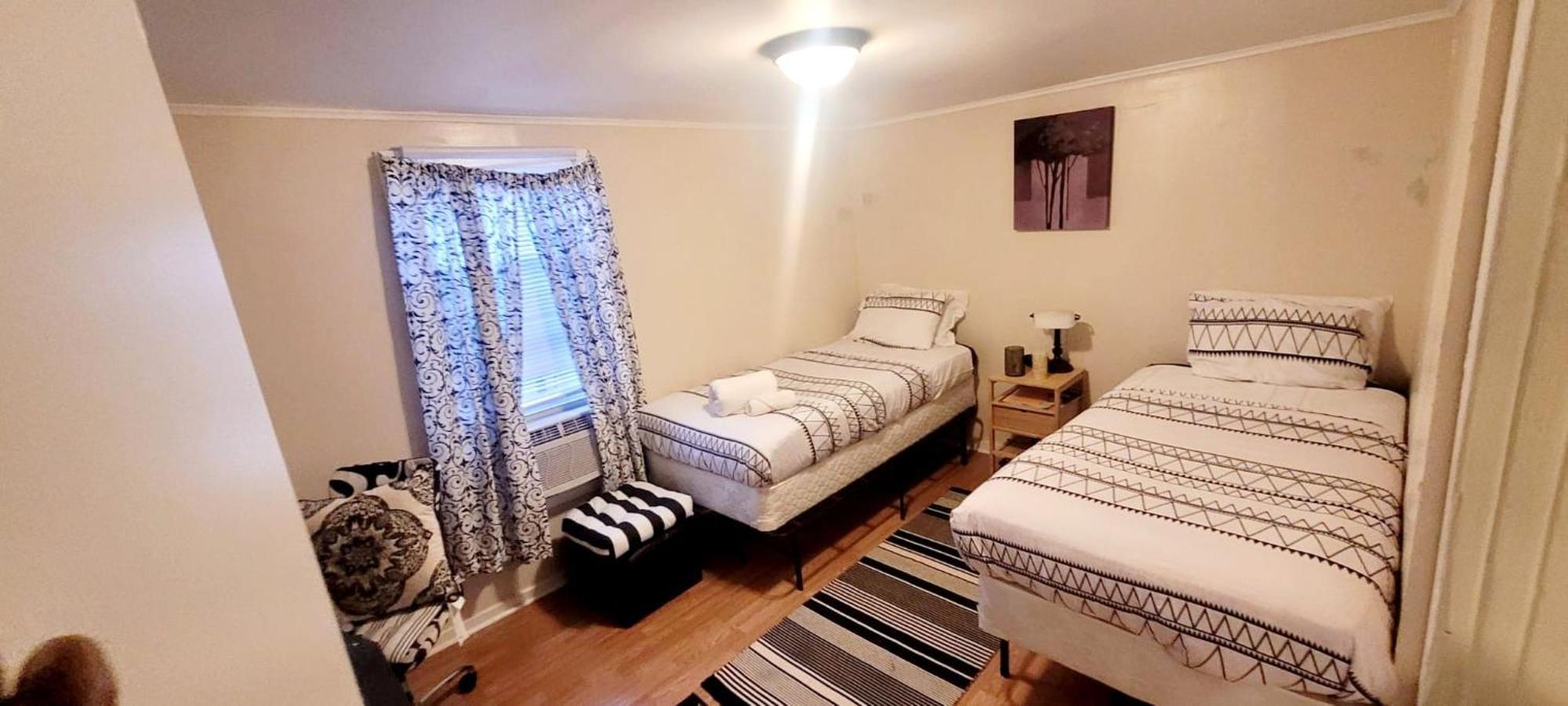Room In Guest Room - Black-White Rm By Yale U Ню Хейвън Екстериор снимка