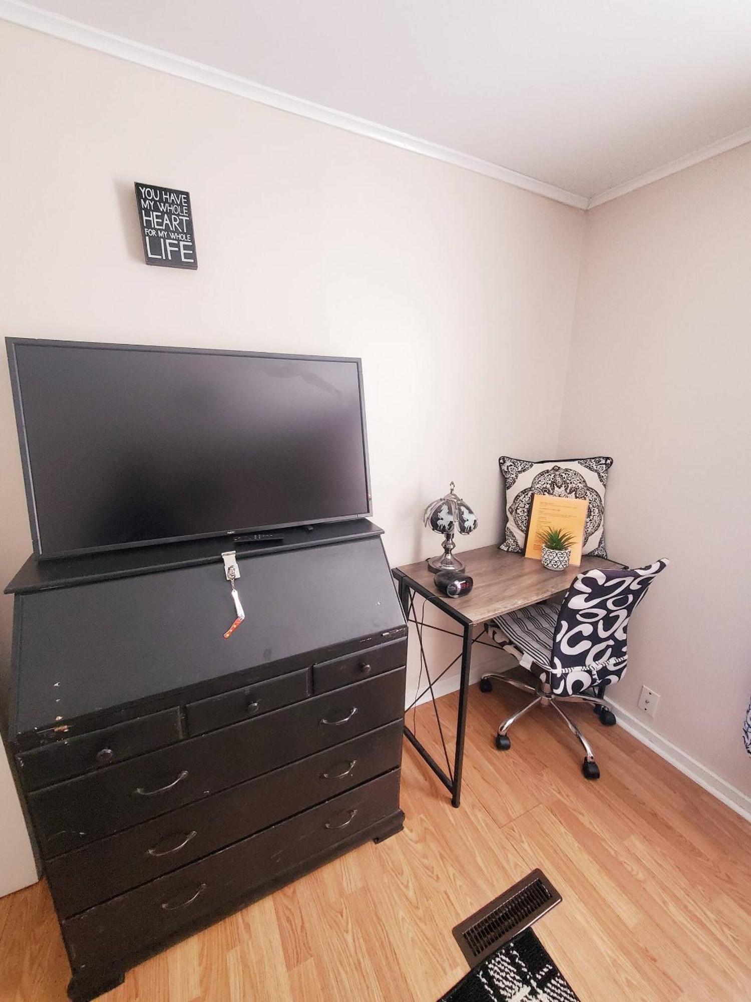 Room In Guest Room - Black-White Rm By Yale U Ню Хейвън Екстериор снимка