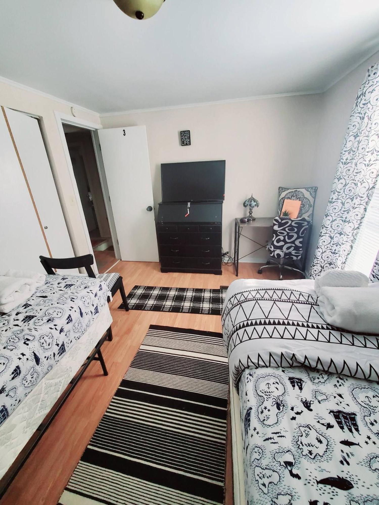 Room In Guest Room - Black-White Rm By Yale U Ню Хейвън Екстериор снимка